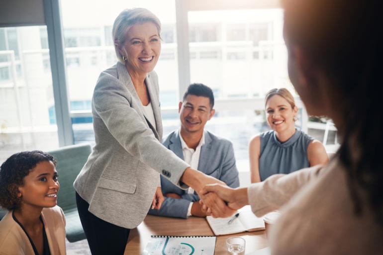 Gerente de una empresa dando la mano 